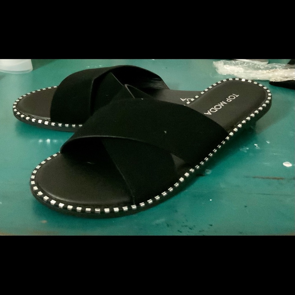 Size 6 black chic sandals
